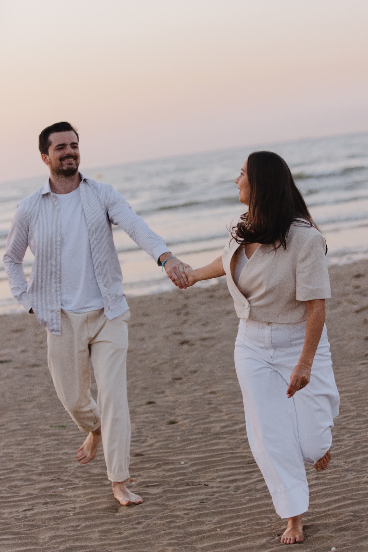 Juliette et Alexandre se promenant main dans la main sur la plage