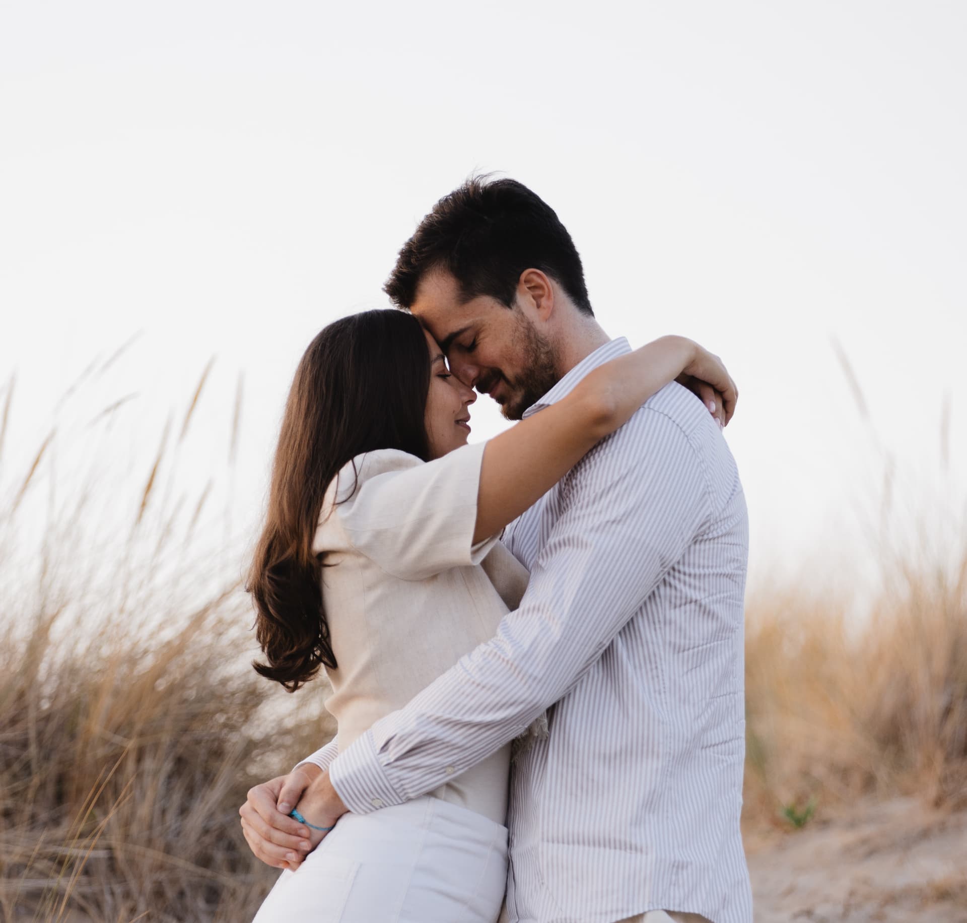 Juliette et Alexandre enlacés dans les dunes