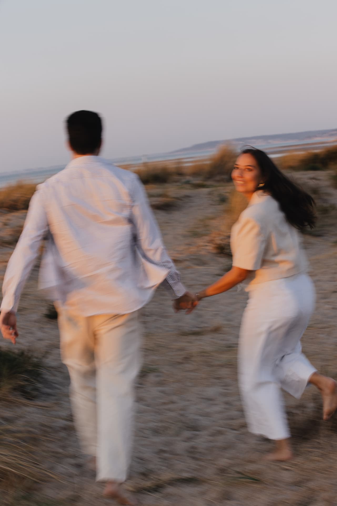Juliette et Alexandre courant main dans la main sur la dune