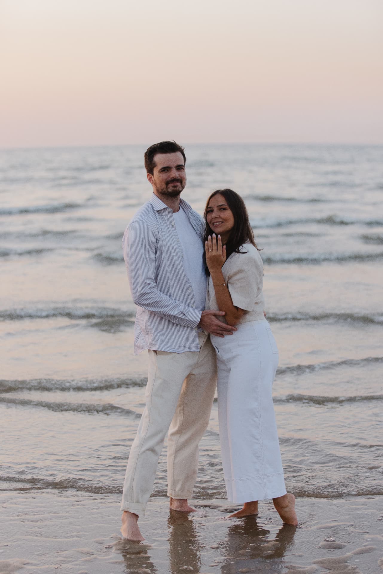 Juliette et Alexandre les pieds dans l'eau au bord de la mer