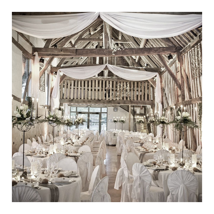 La grange dressée pour le dîner de mariage