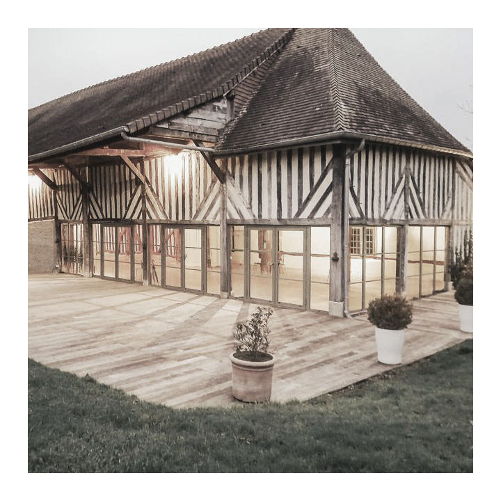 La bâtisse normande à colombages du domaine